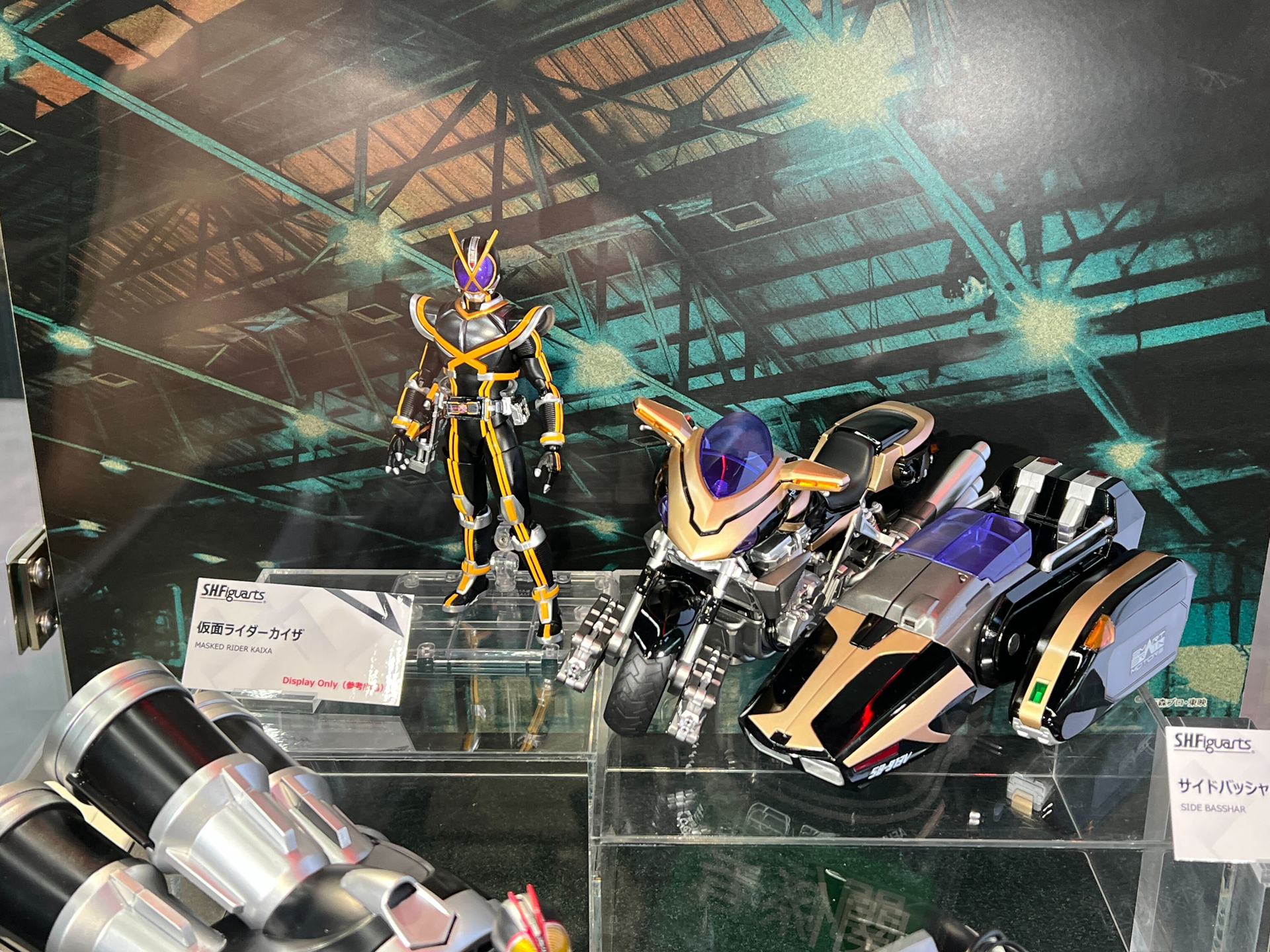 「S.H.Figuarts 仮面ライダーカイザ」、「S.H.Figuarts サイドバッシャー」参考出品