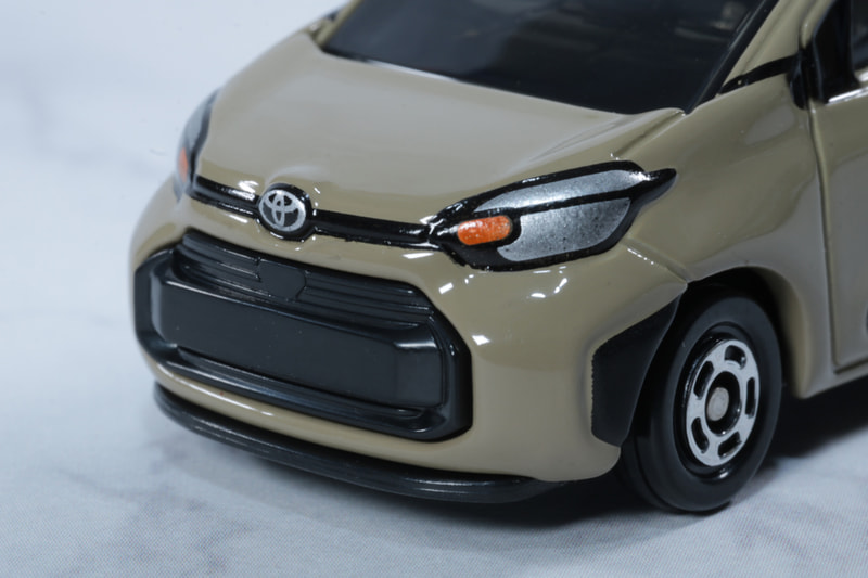 ヘッドライト部分は、2灯式ヘッドランプ、ターンランプ、クリアランスランプの造形となっている