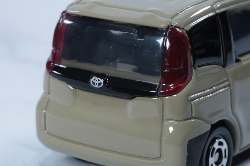 リアは大きな荷物も載せられるラゲージのバックドア造形