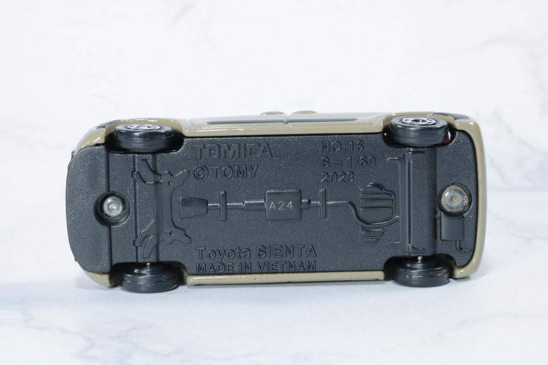 裏面にもパイプ造形が施されている