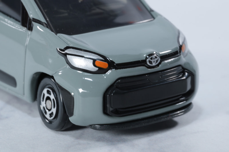 日産のエンブレムも細かく印字されている