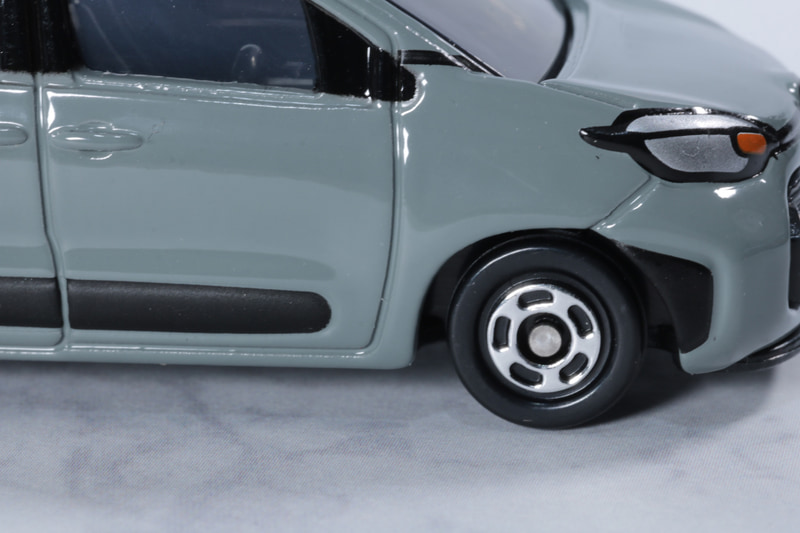 ホイールはシルバー塗装されている