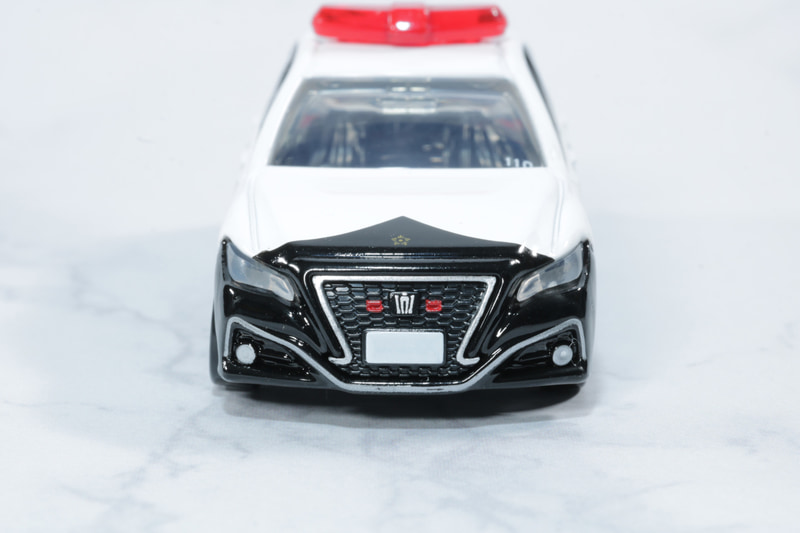 鋭いヘッドライトデザインに、王冠のようなライン