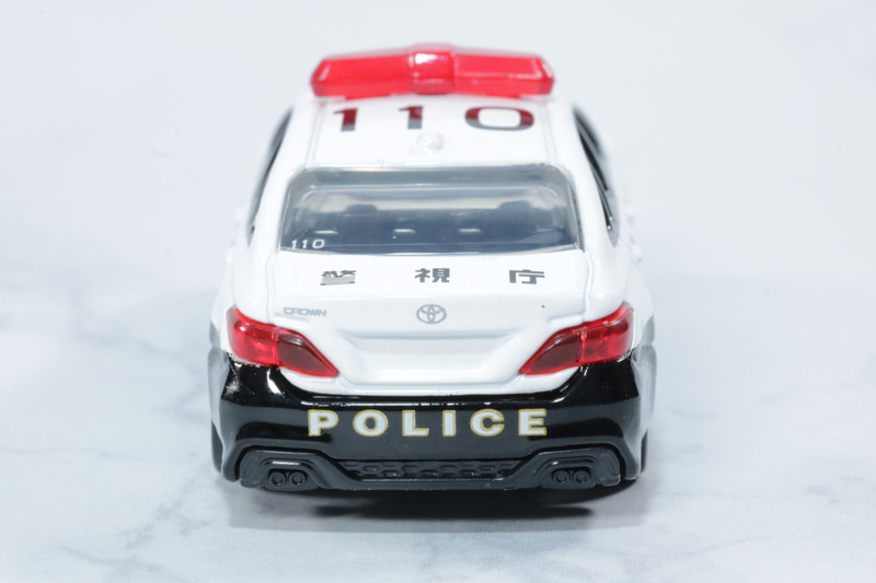 リアには「POLICE」の文字、トヨタのエンブレムや「CROWN」も細かく印字されている