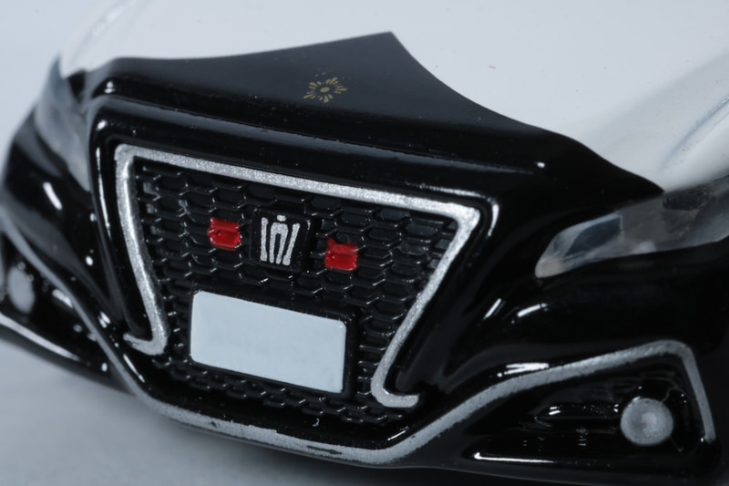 クラウンのエンブレムはもちろん警察のシンボルマーク「朝日影」も印字されている