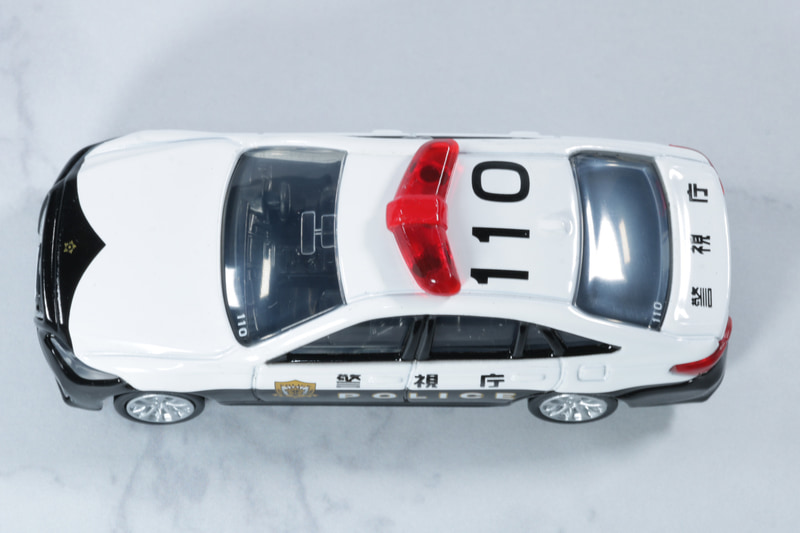 ルーフの赤色灯と「110」の番号