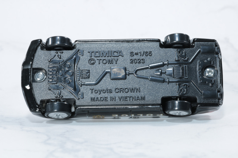 裏面もシャシーのモールドが確認できる