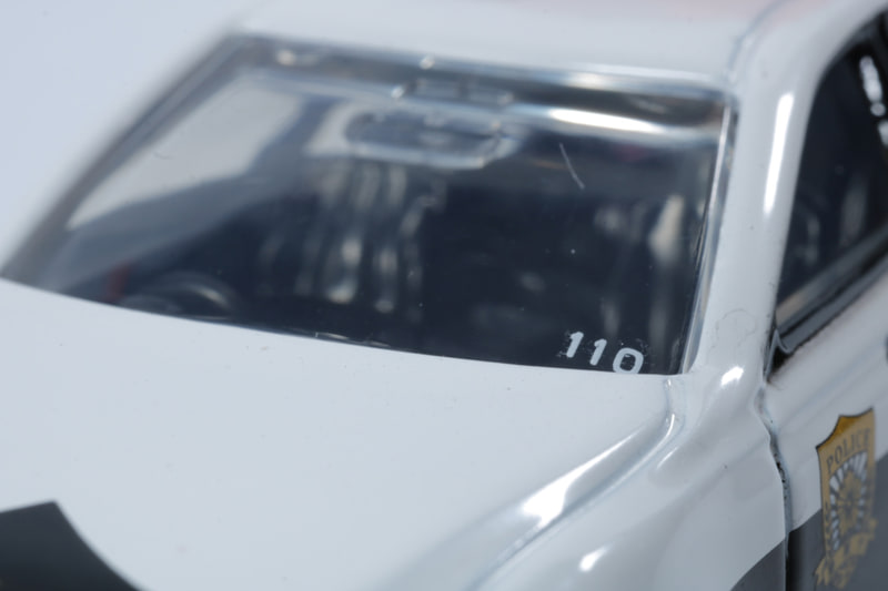 フロントガラスにある車両番号などの細かい部分も造形されている