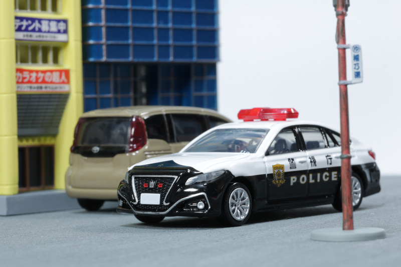 パトロールカーが街の中を走る