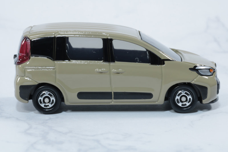 コンパクトボディに丸みのあるラインが可愛らしい。サイドプロテクションモールもしっかり再現されている