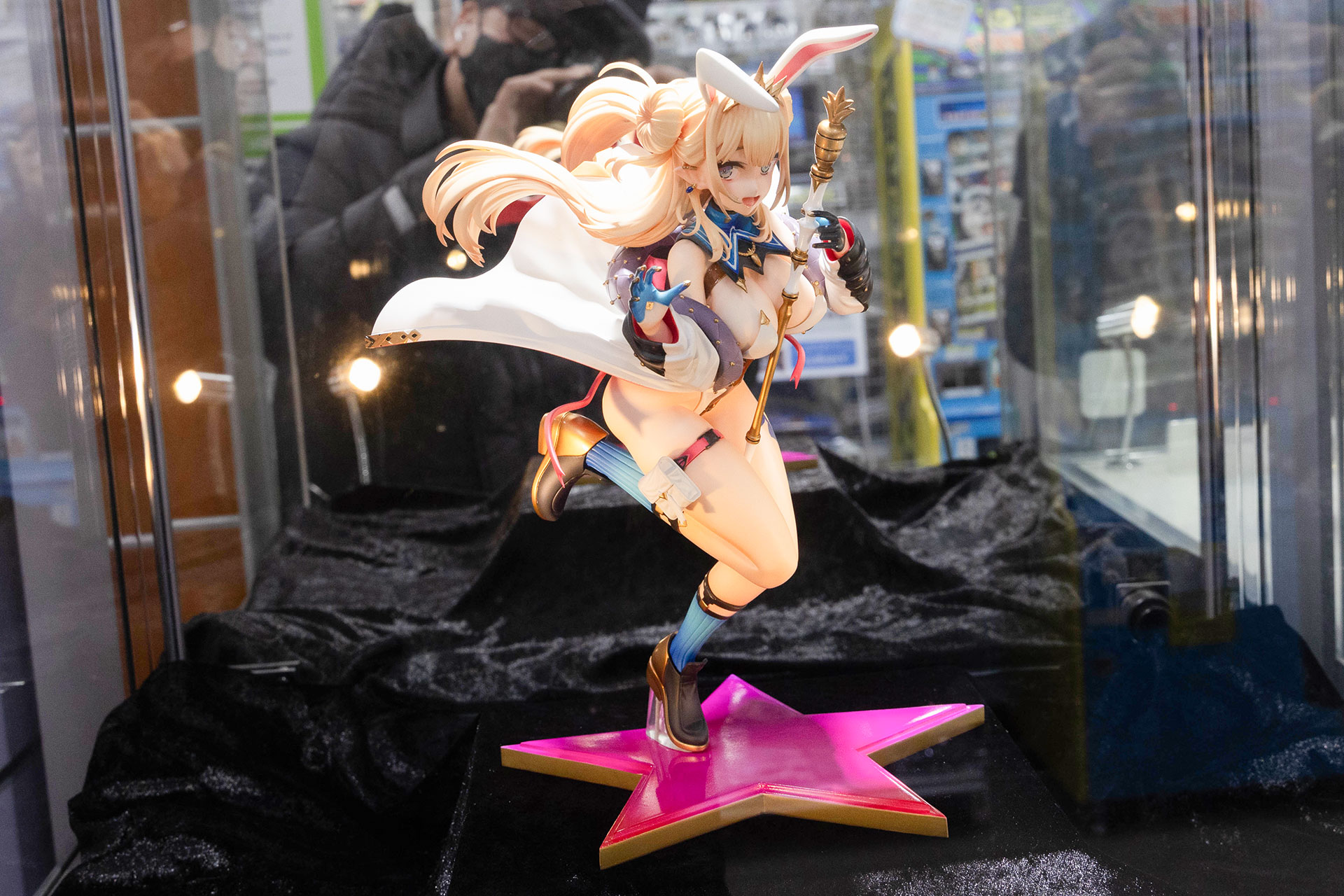 フィギュアの素材はPVCとABSで、全高は約280mmだ