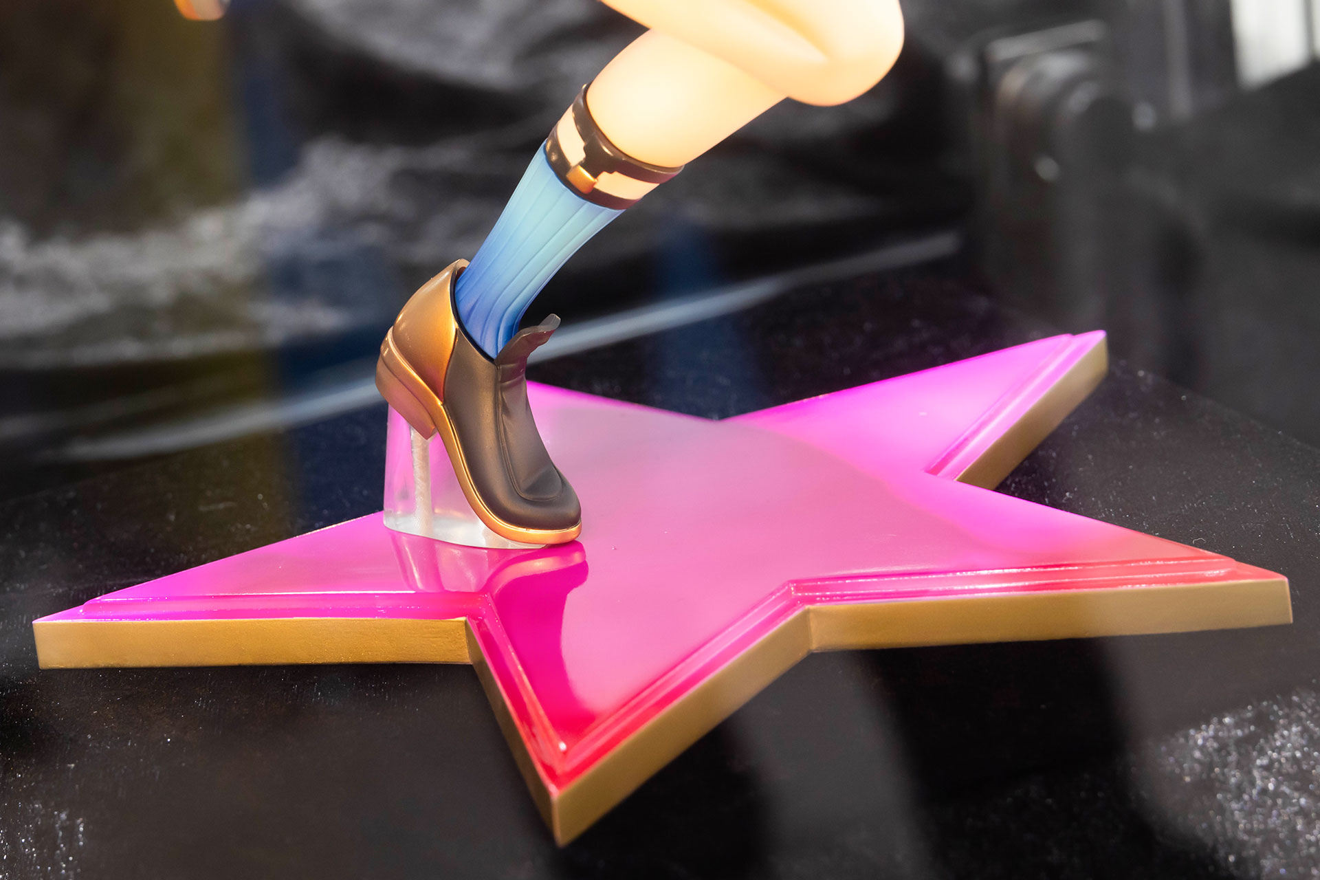 星を模ったショッキングピンクの台座も似合っている