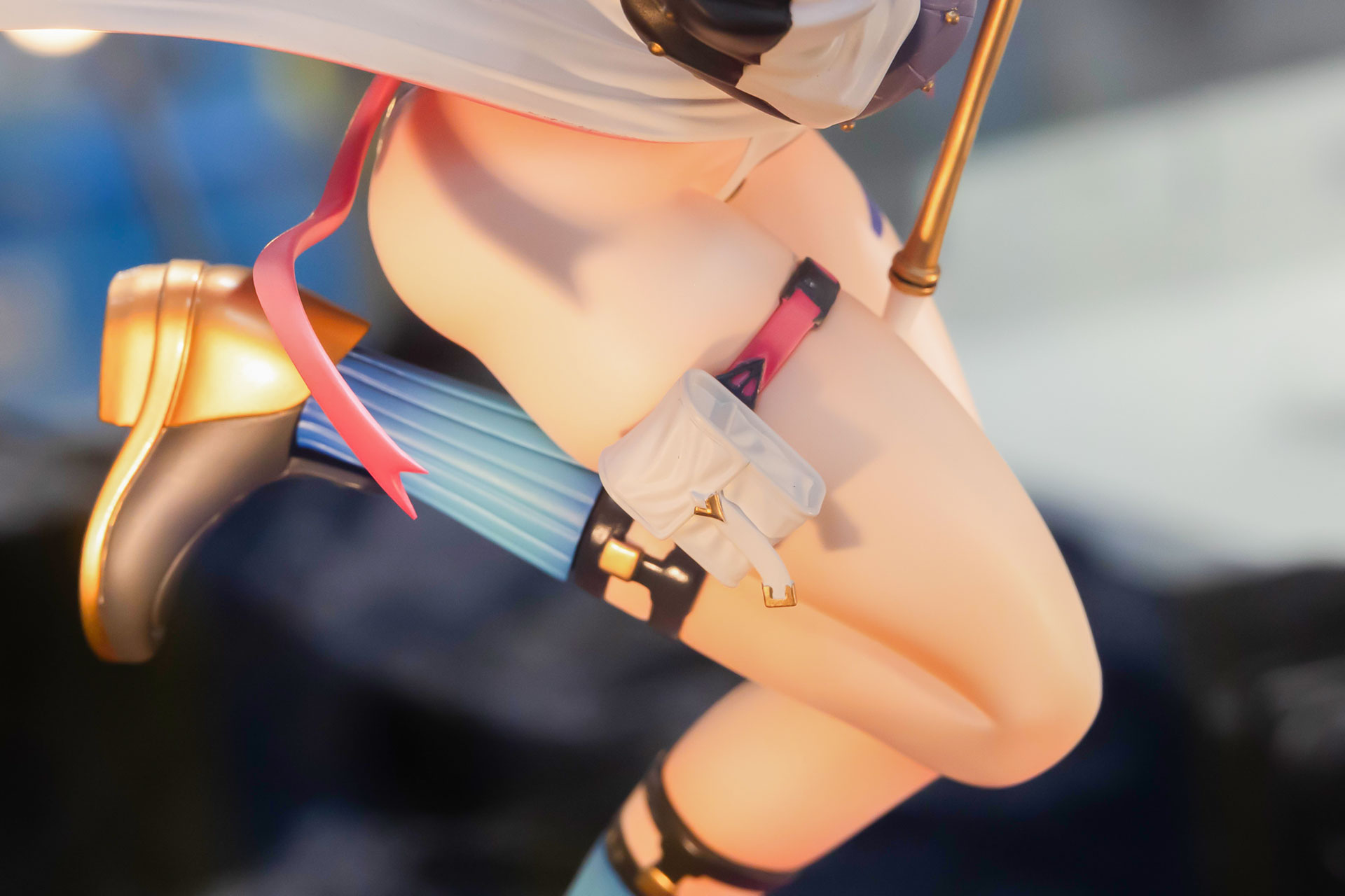 太ももには小物入れのようなアクセサリーが付けられている