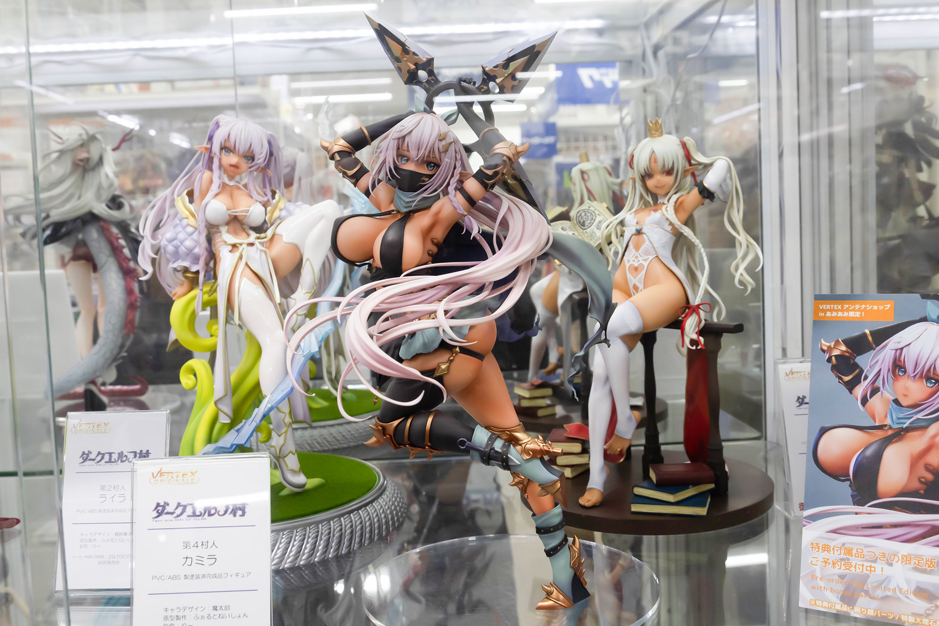 フィギュアの素材はPVCとABSで、全高は約300mmだ