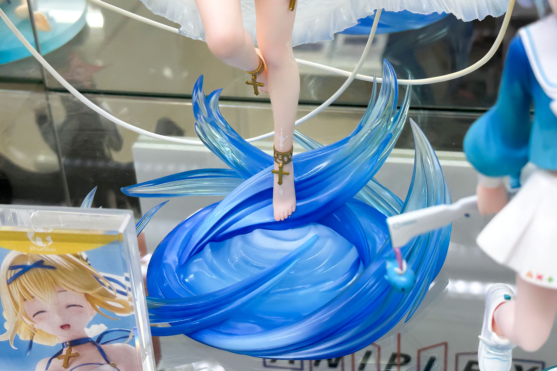 足元で渦巻いている台座部分は、海中をイメージしたものだ