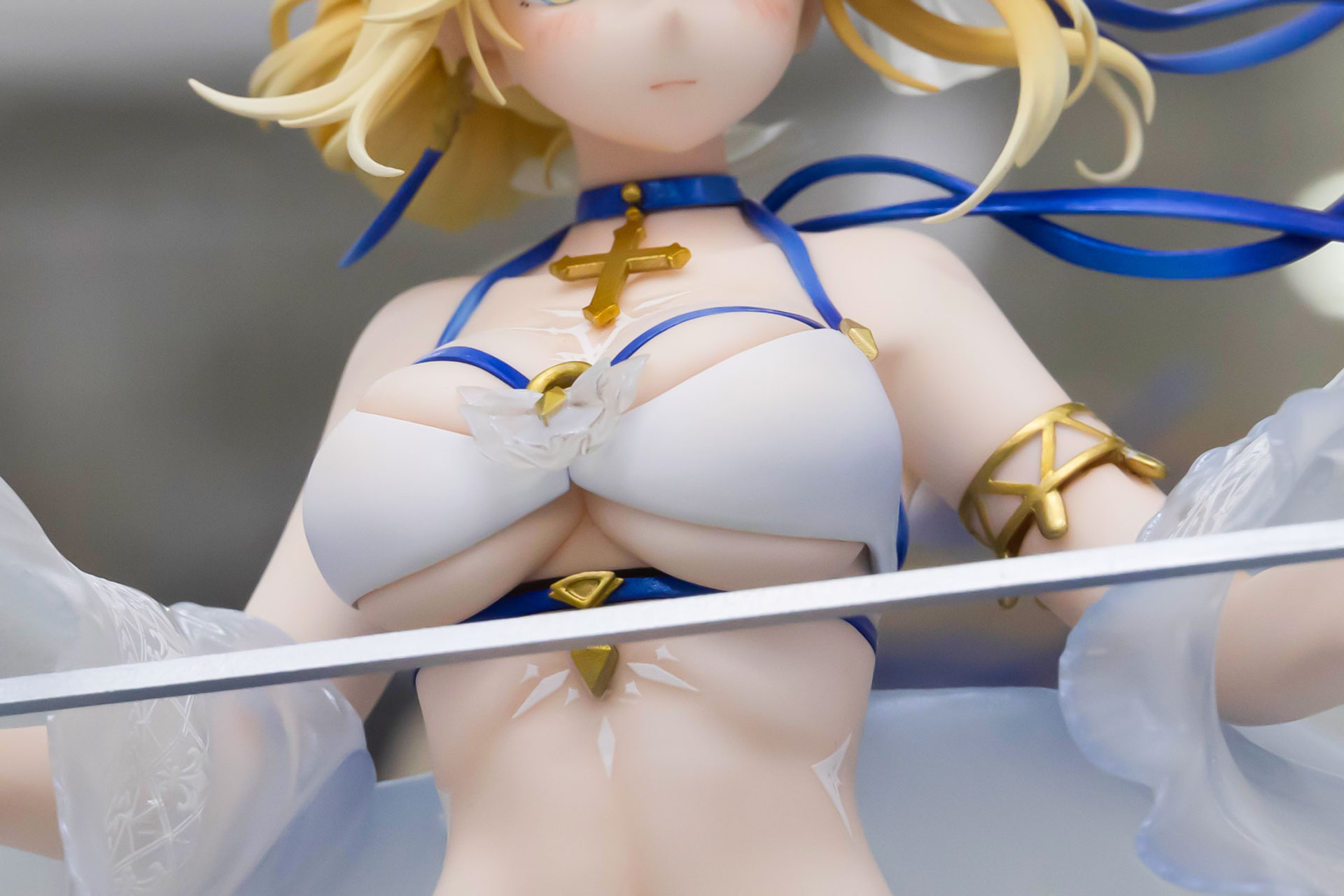 大きな胸が隠しきれないぐらい、ぎゅっと引き締められた衣装も印象的だ