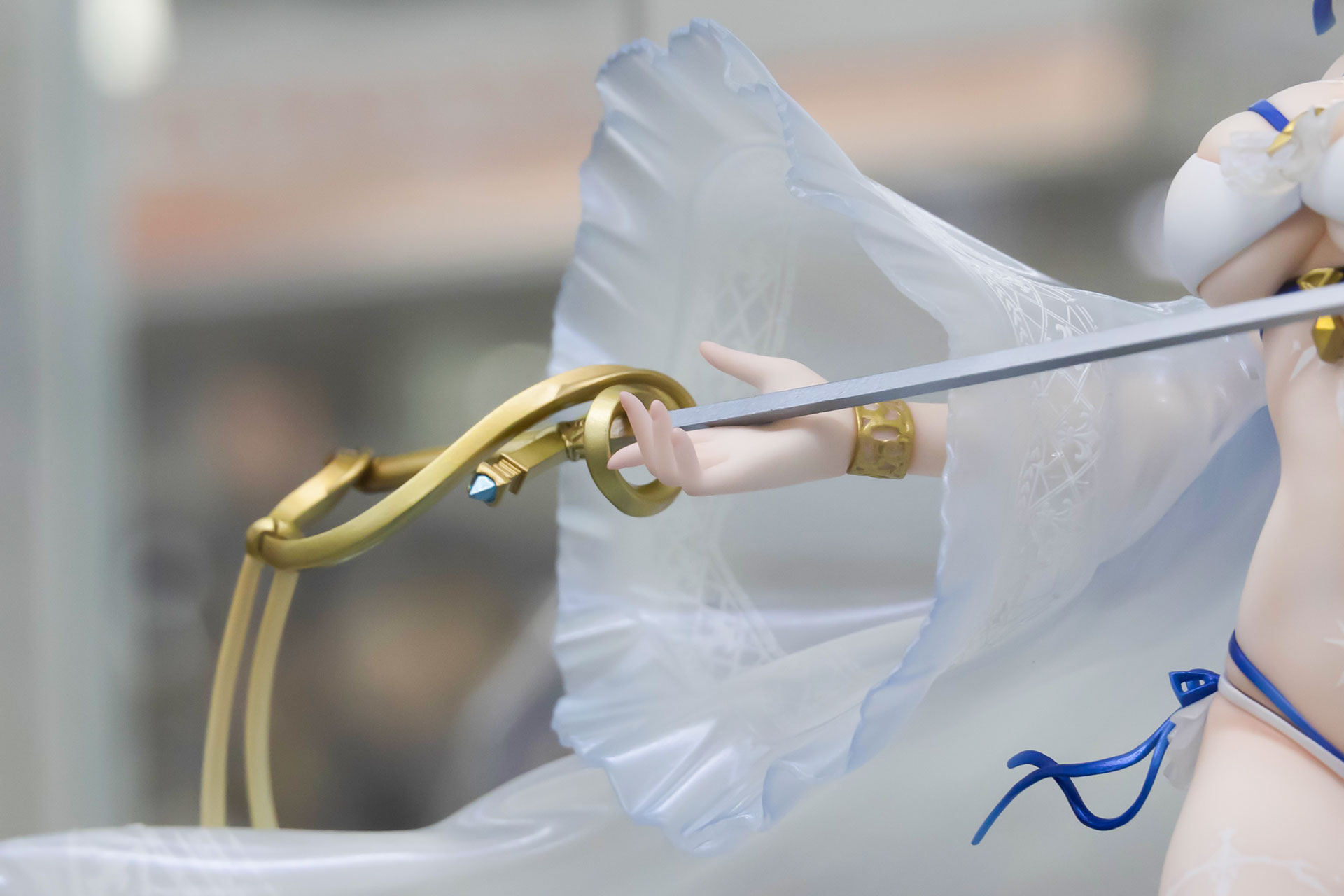 はごろものようにまとった衣装には、クリアパーツが採用されている