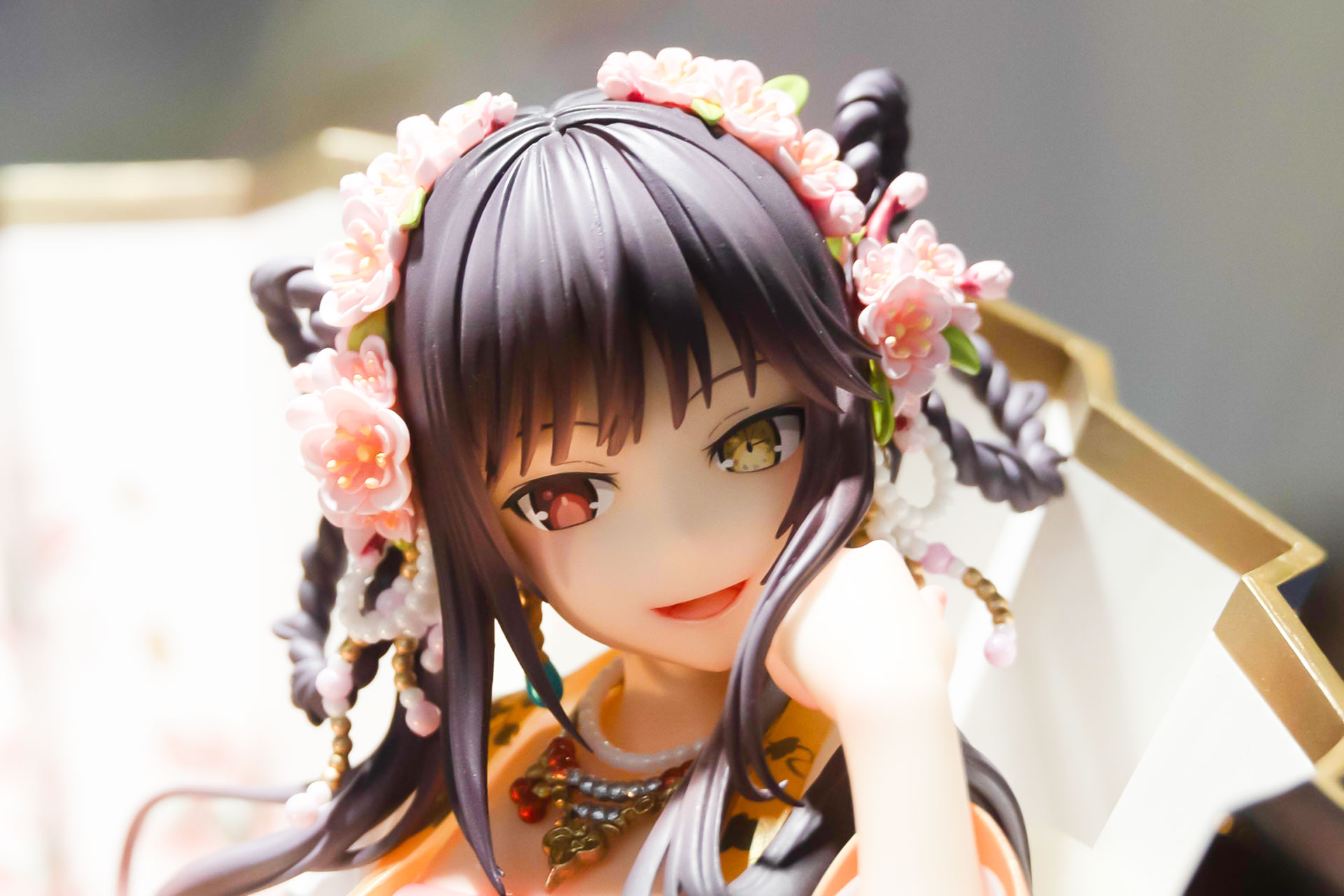 オッドアイの黄色い瞳には時計が描かれている