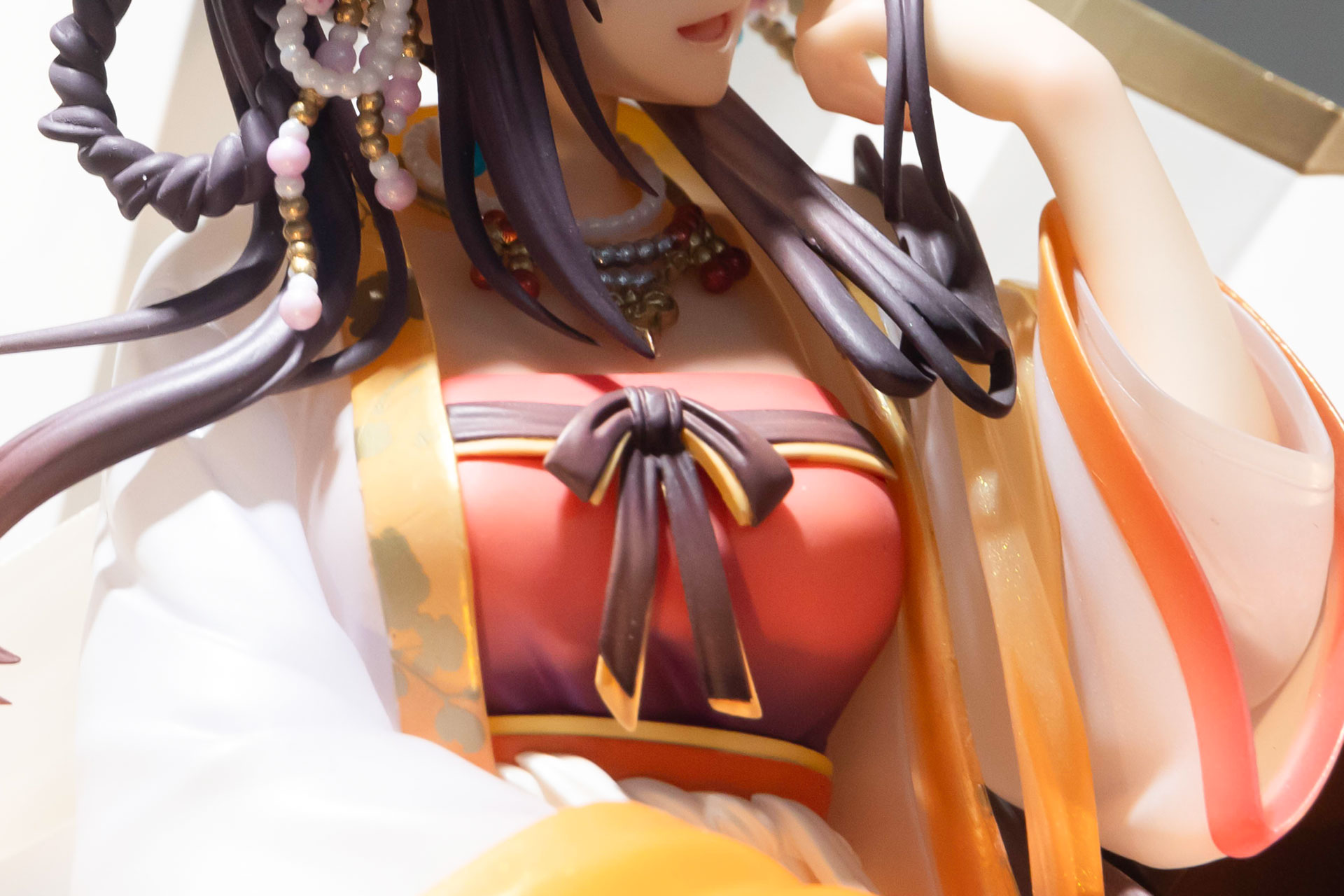 胸元には大きなリボンが付けられている