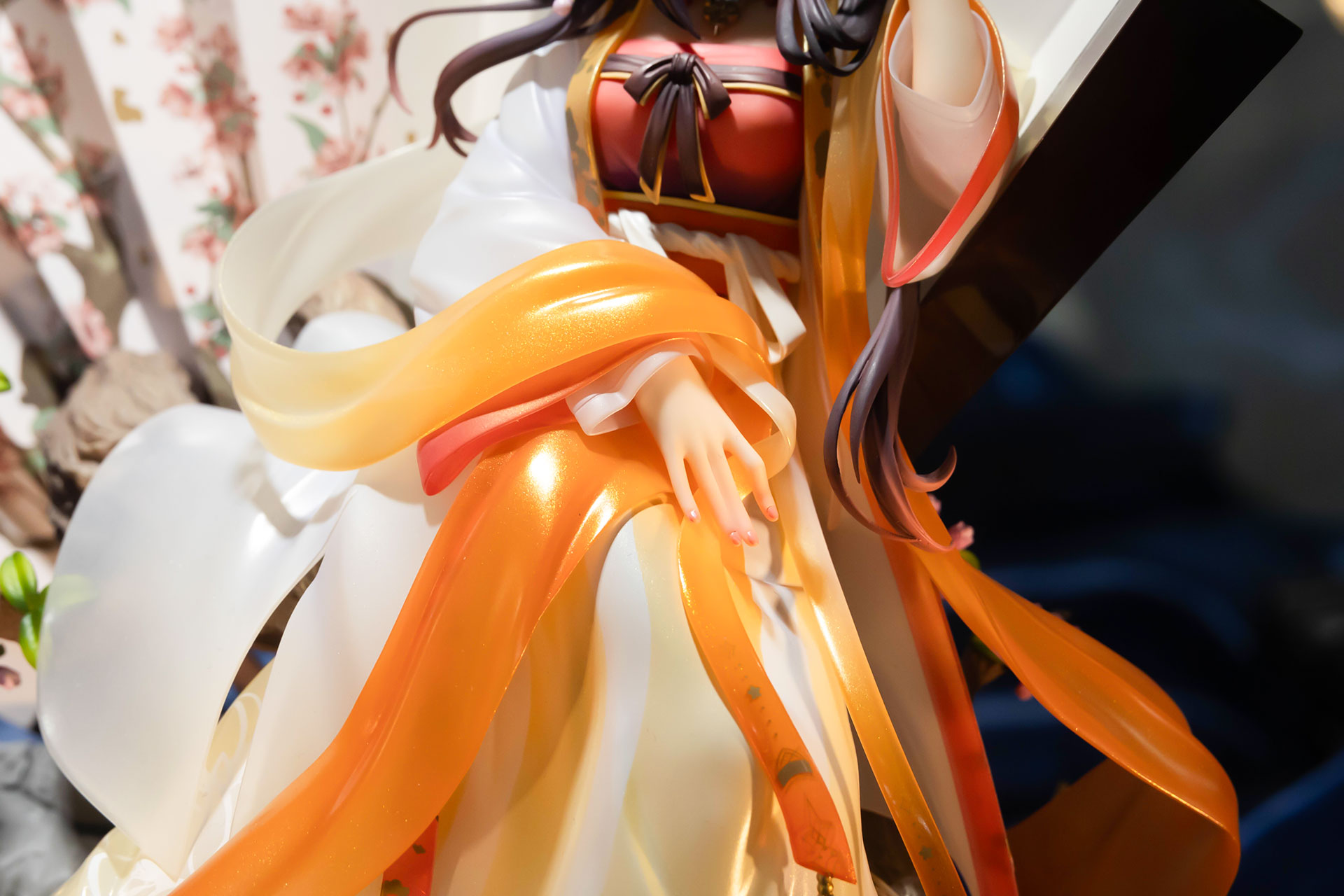 服の合間から見える手には、独特なポーズが付けられている