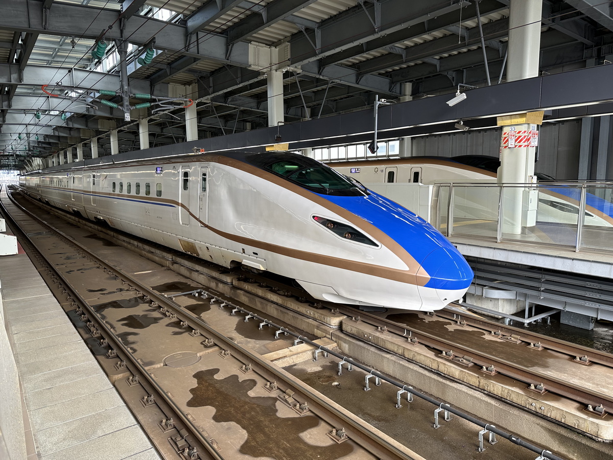 金沢駅に停車するE7系