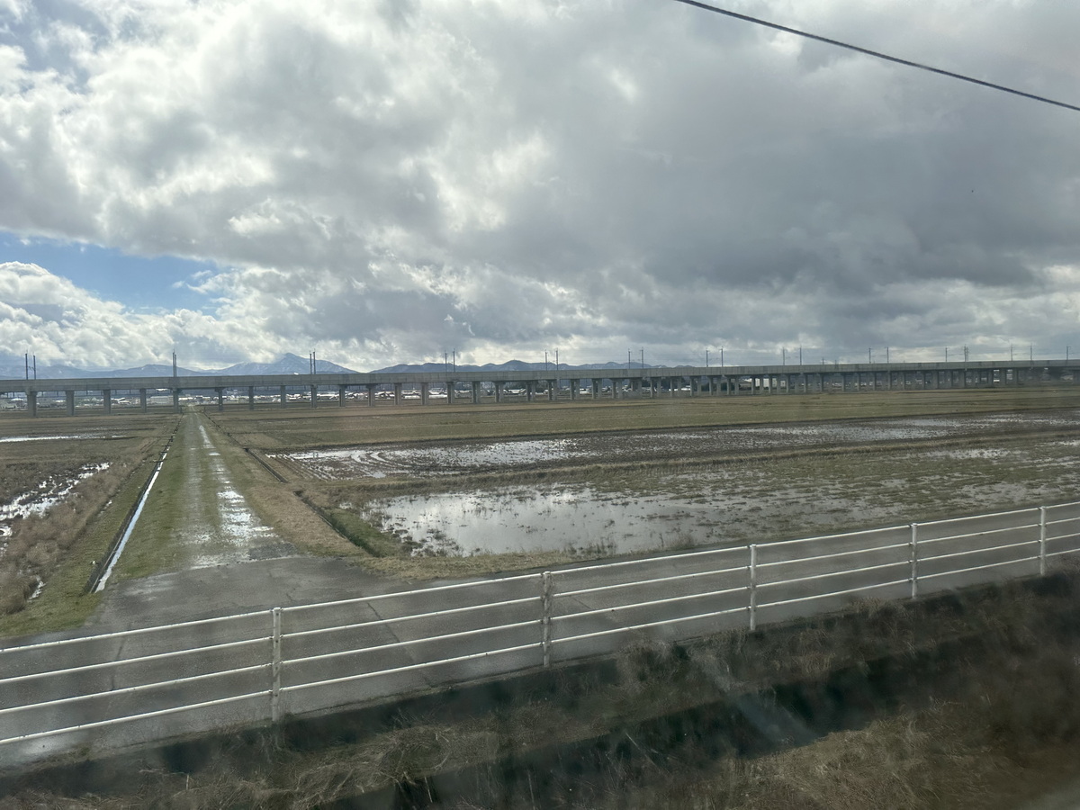 遠くに見える北陸新幹線の高架