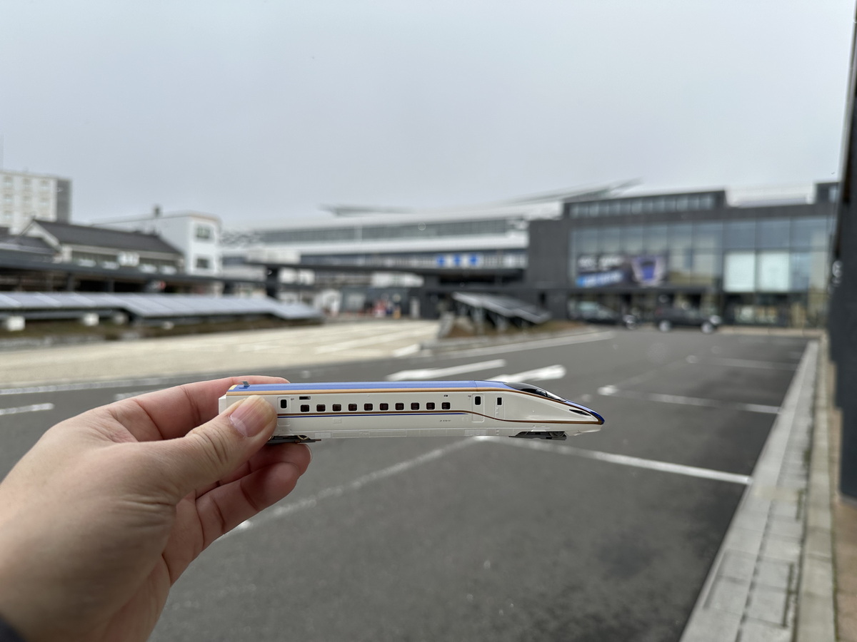 W7系と共に敦賀駅の方向を望む
