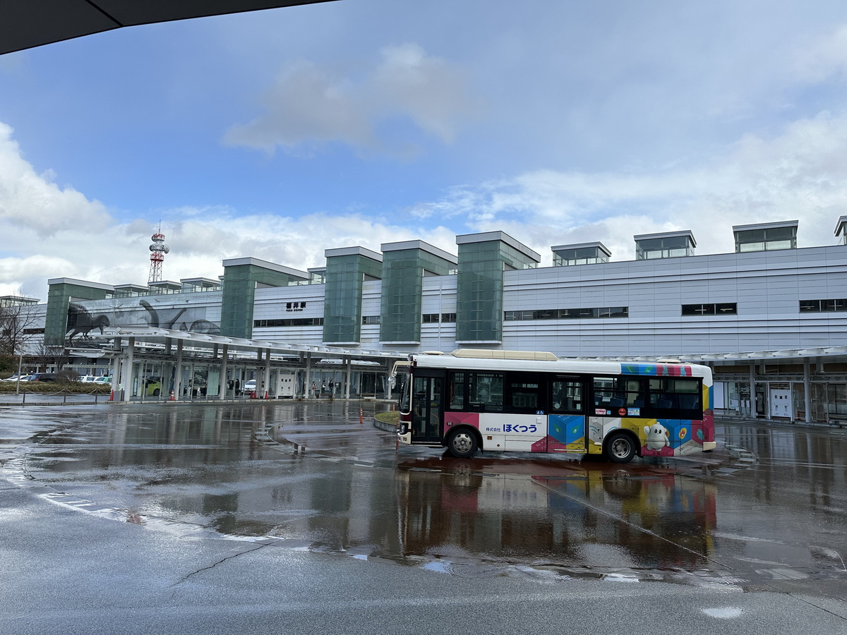 駅西口周辺の様子。大型のバスターミナルがある