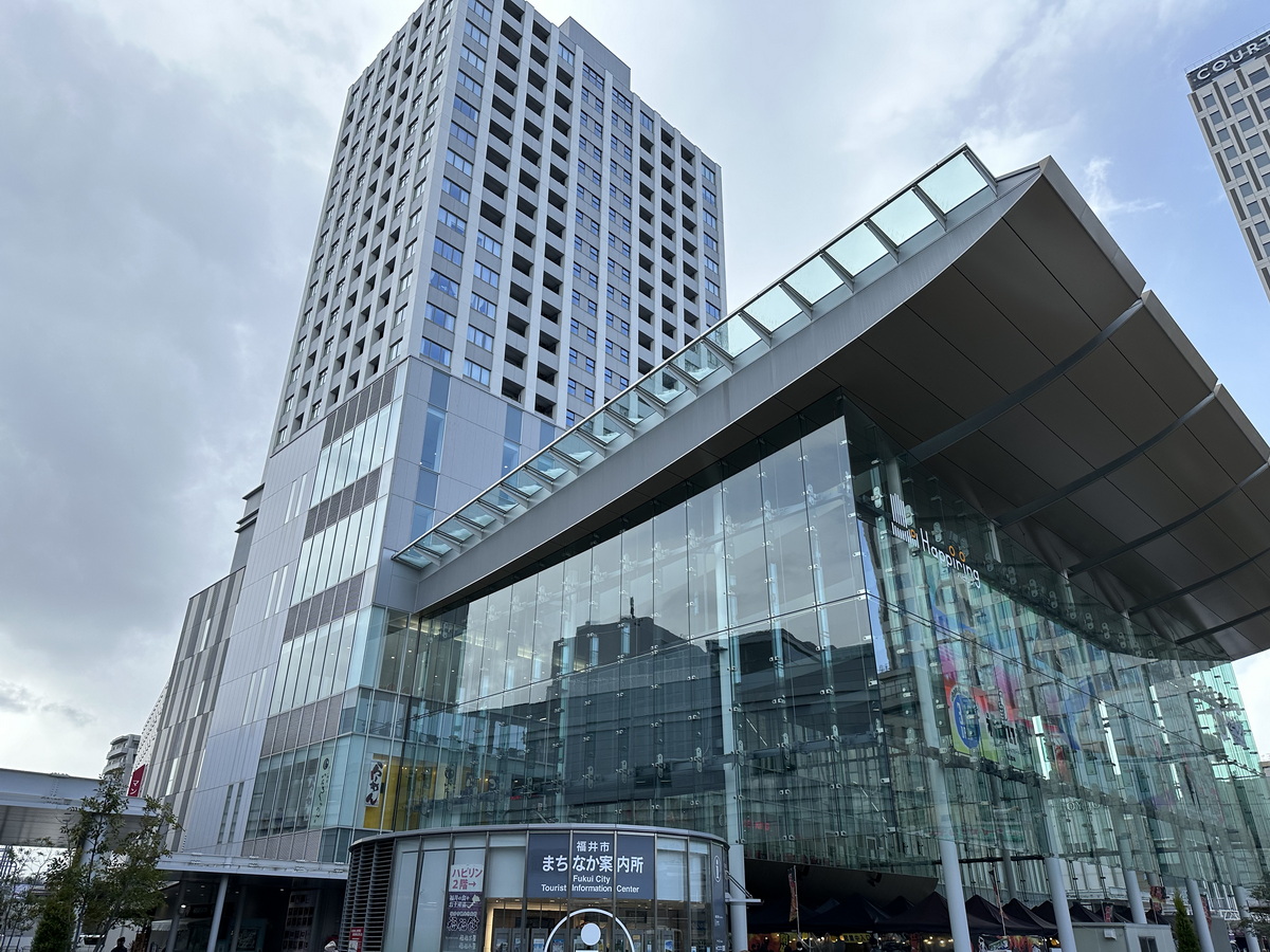駅前にある複合商業施設