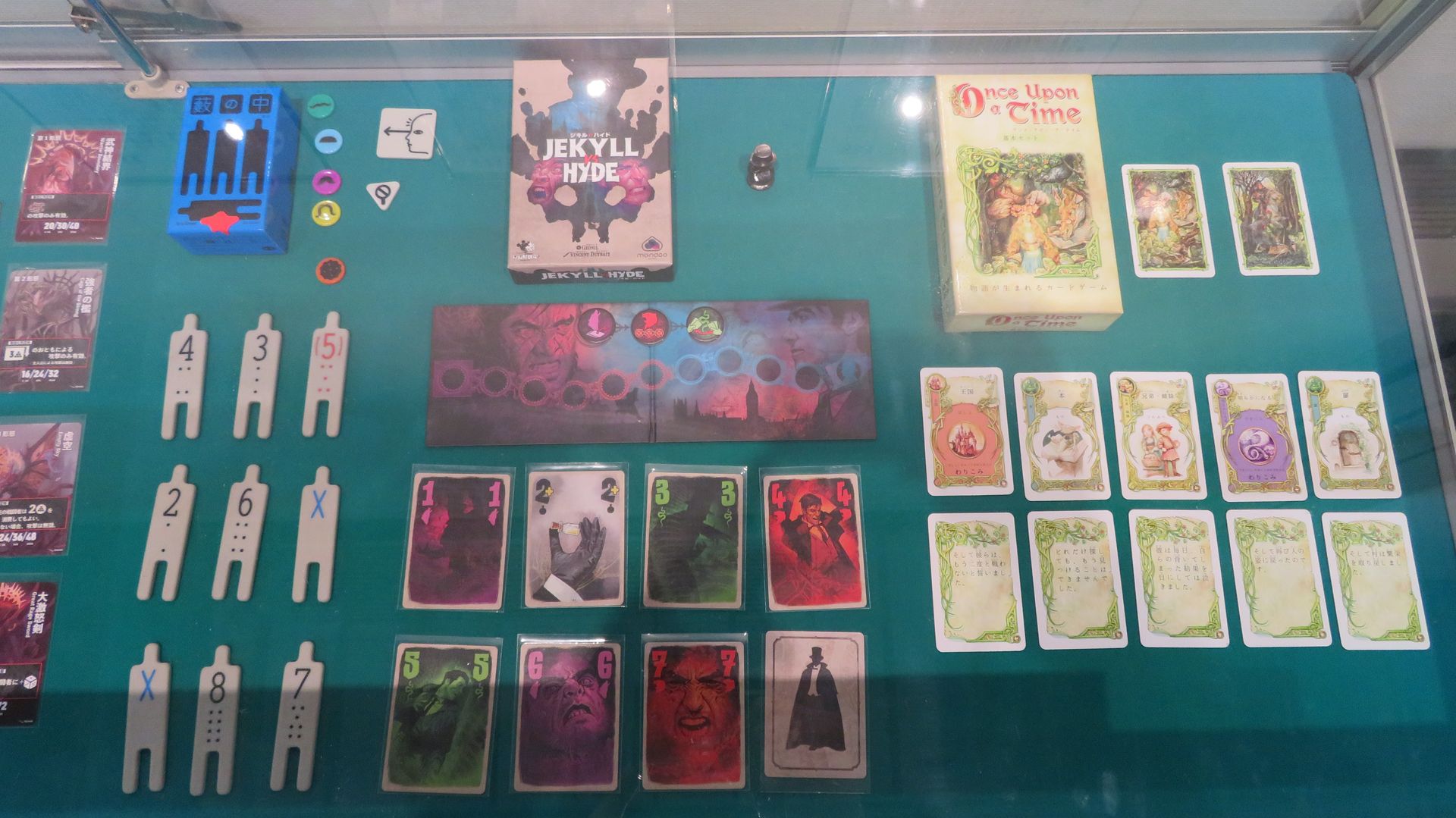 左から順に「藪の中」（オインクゲームズ）、「ジキル vs ハイド」（すごろくや）、「ワンス・アポン・ア・タイム」（ホビーベース）