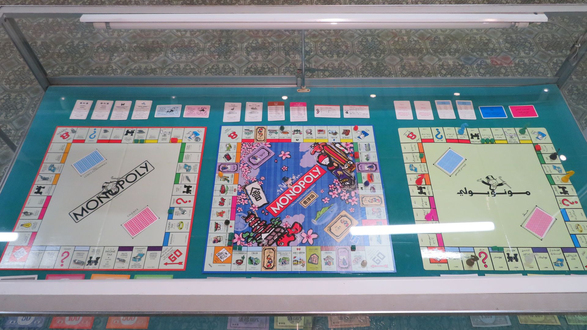 全3種類を展示した「モノポリー」（ハズブロジャパンほか）のコーナー。中央は會津版、右はアラビア語版