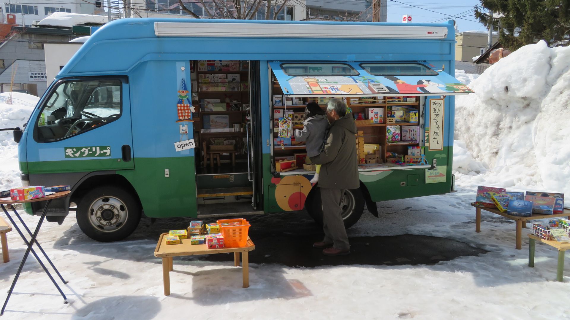 展示品の一部を提供した、地元のおもちゃ屋さん「キンダーリープ」の移動販売車。期間中は、定期的に会場近くの広場でゲームなどを販売する