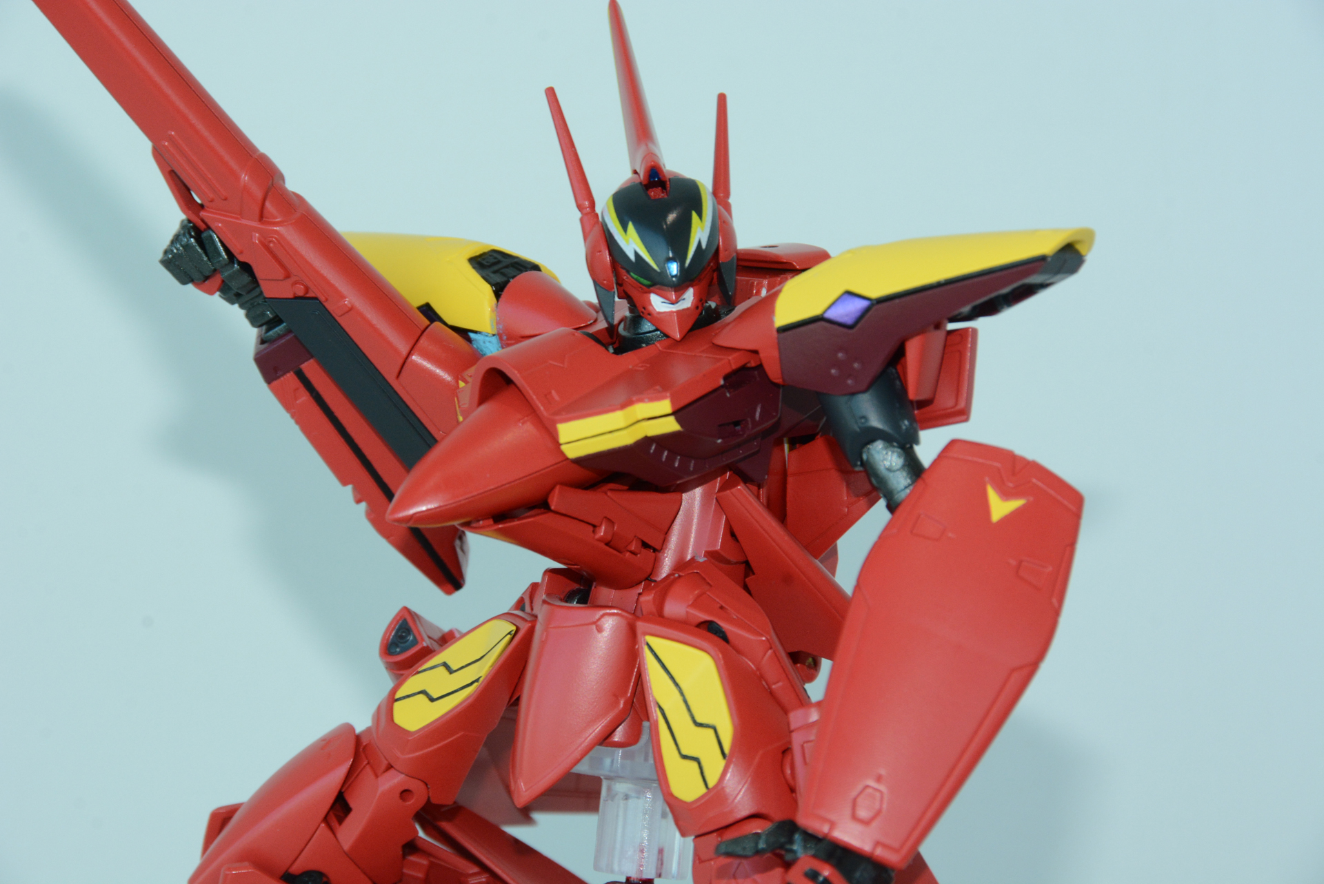 ファイヤーバルキリーはこれまでの『マクロス』の世界観を打ち破るようなヒロイックなデザイン。このバルキリーが戦場で戦わずにひたすら歌うのだ