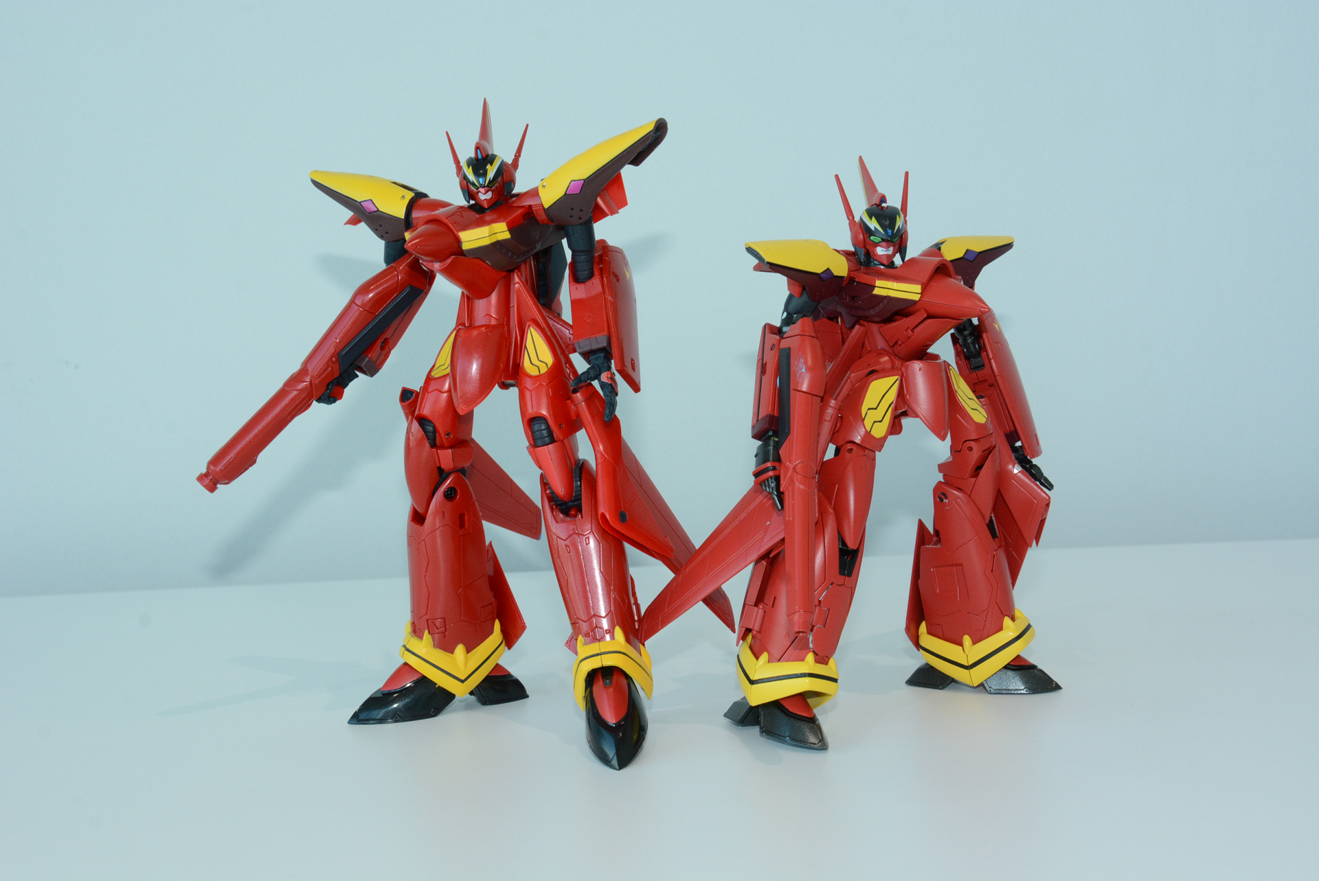 左が14年前に発売された「VF HI-METAL VF-19改 ファイヤーバルキリー」。足と胴体の位置や、肩とスネ部分のボリュームなど、スタイルの方向性が大きく違うのがわかる