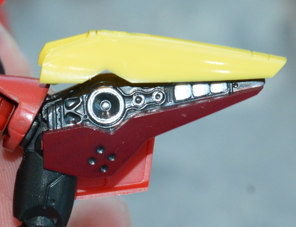 黄色のカバーパーツを差し替えることで、肩のスピーカーを展開状態に