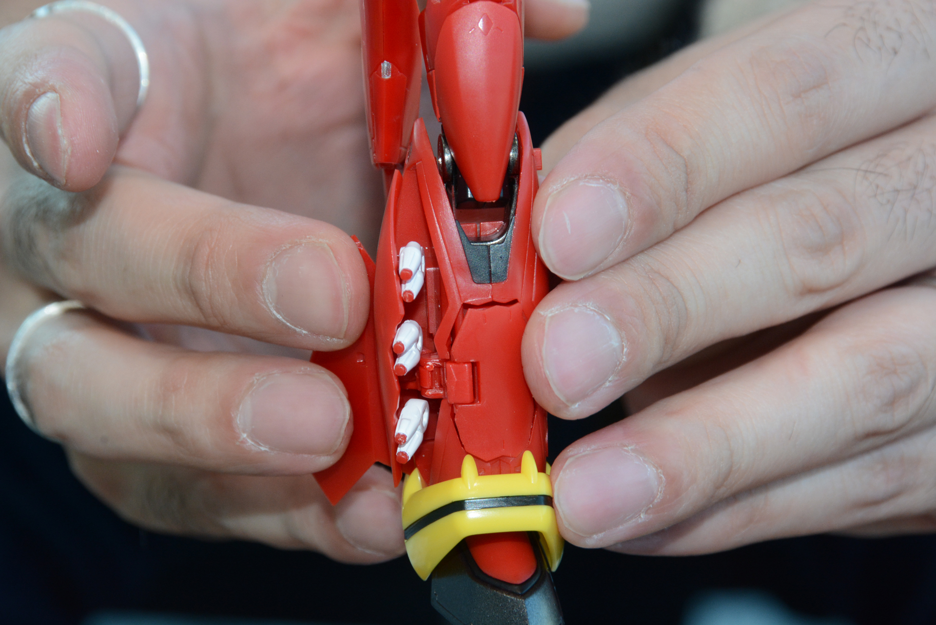 脚部のミサイル「ペッパーミル」は、カバーを開けることで発射準備状態にできる