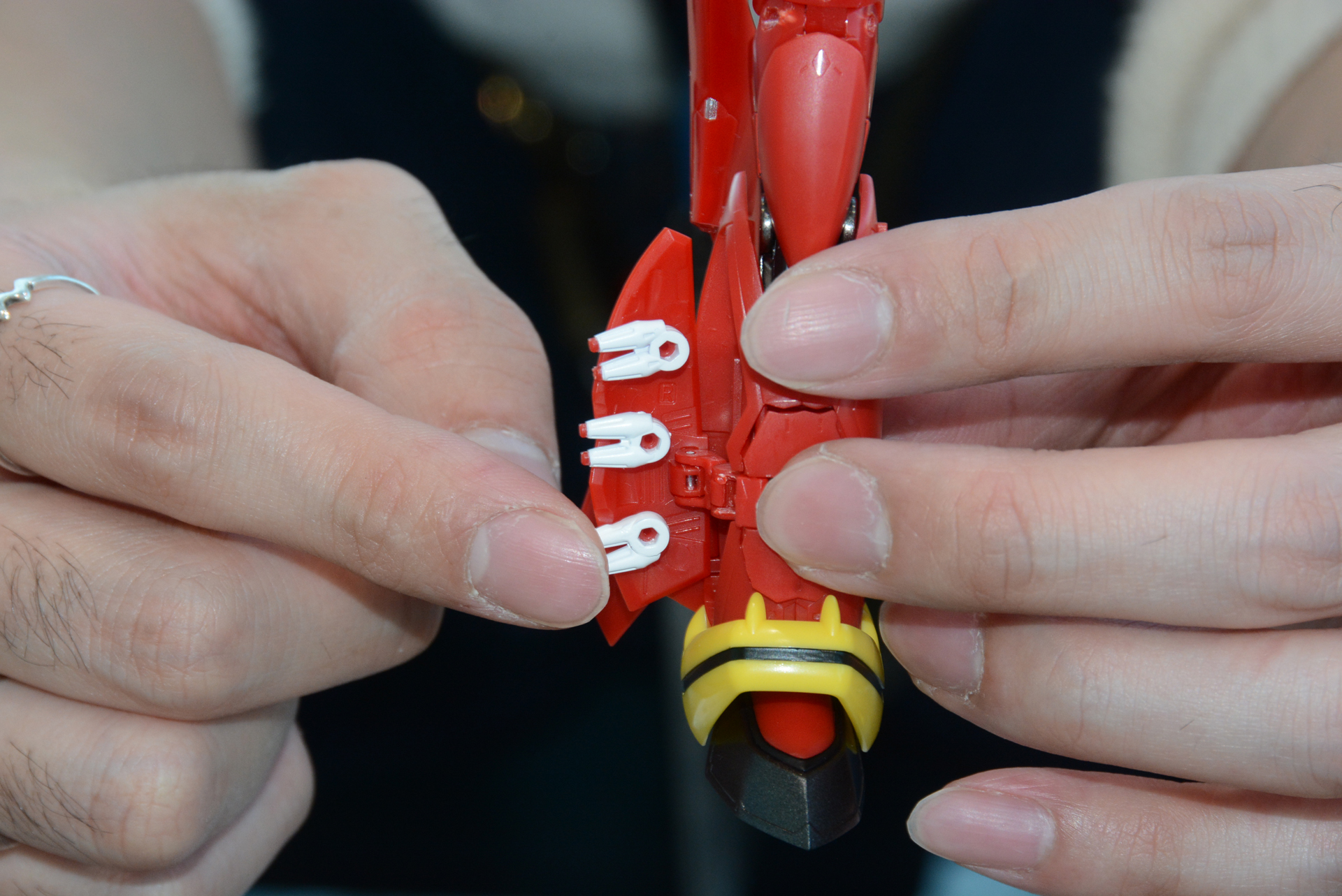 脚部のミサイル「ペッパーミル」は、カバーを開けることで発射準備状態にできる