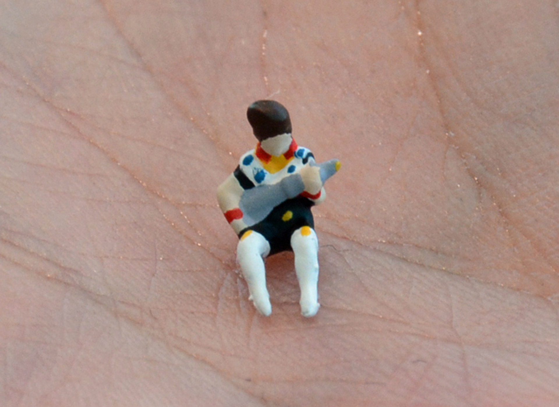 きちんと塗り分けられたバサラフィギュア。コクピット内に設置できる