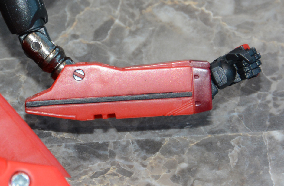 肘部分にダイキャストを使用。負荷がかかるところに効果的に使われている