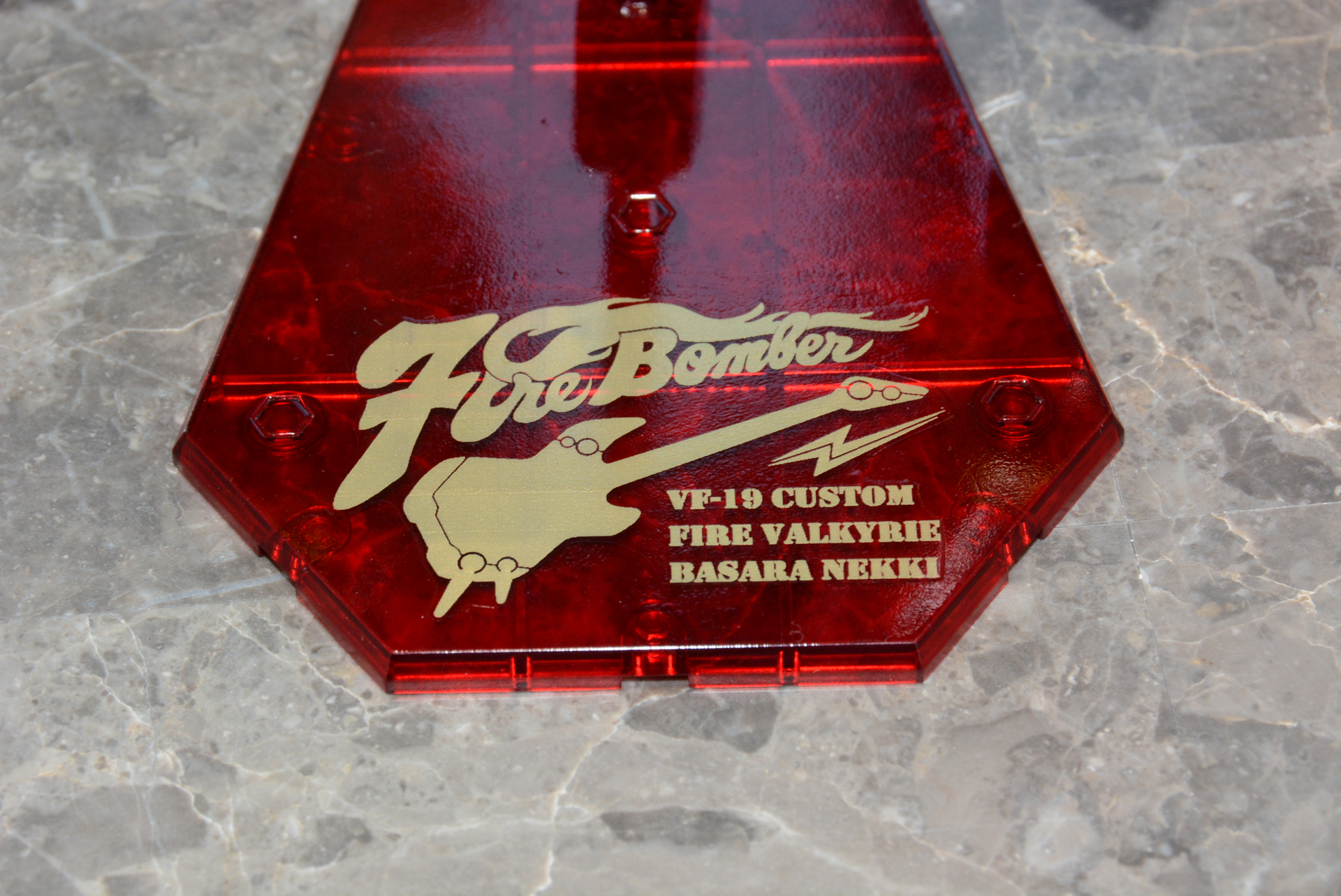 作中イメージのロゴを新規にデザイン、台座にあしらっている