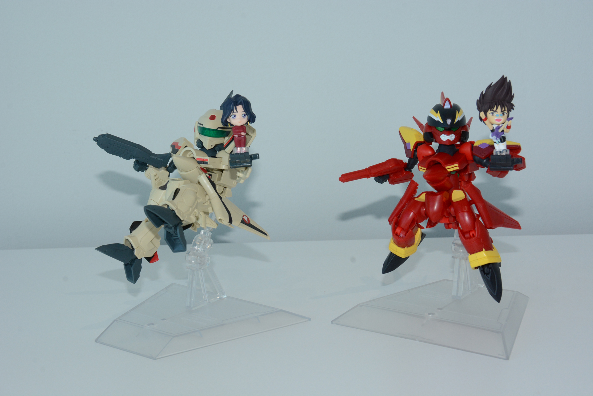 頭が大きく手足が短いデフォルメバランスで2つの機体を表現、手に乗る"キャラ"の表現も注目