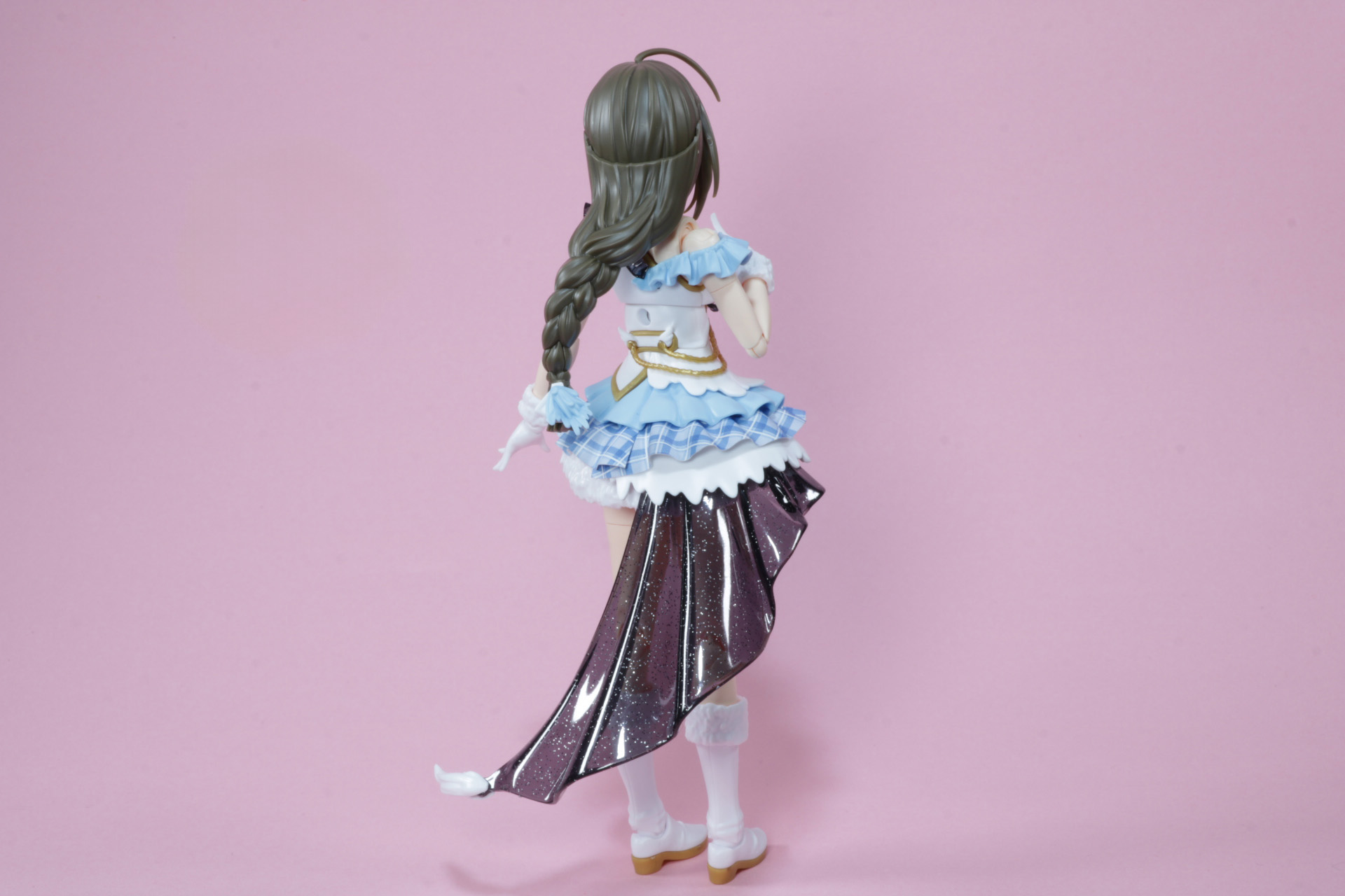 後ろ髪は三つ編みで編み込み具合もしっかり表現されている