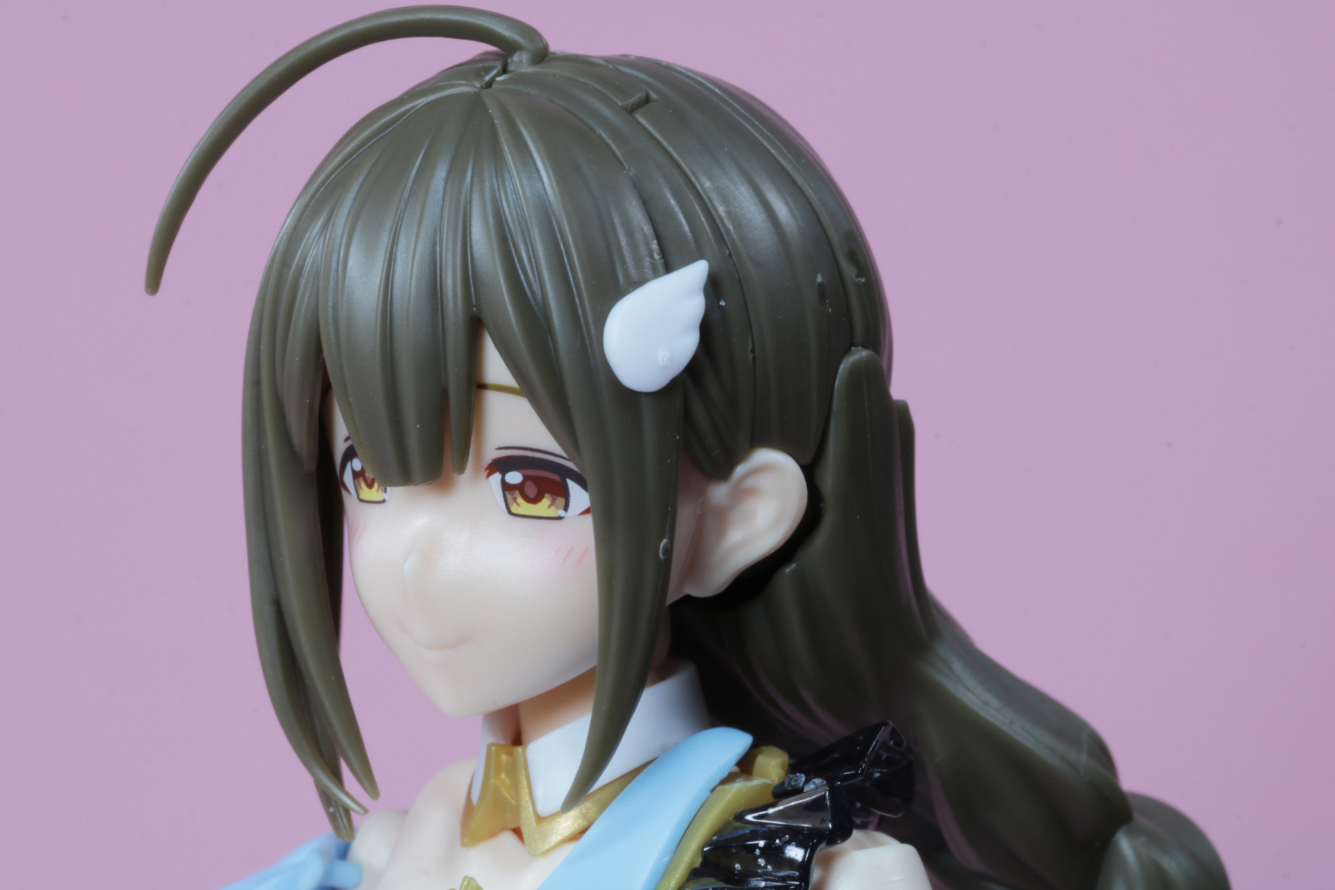 髪飾りは小さな翼のデザインで左側につけている