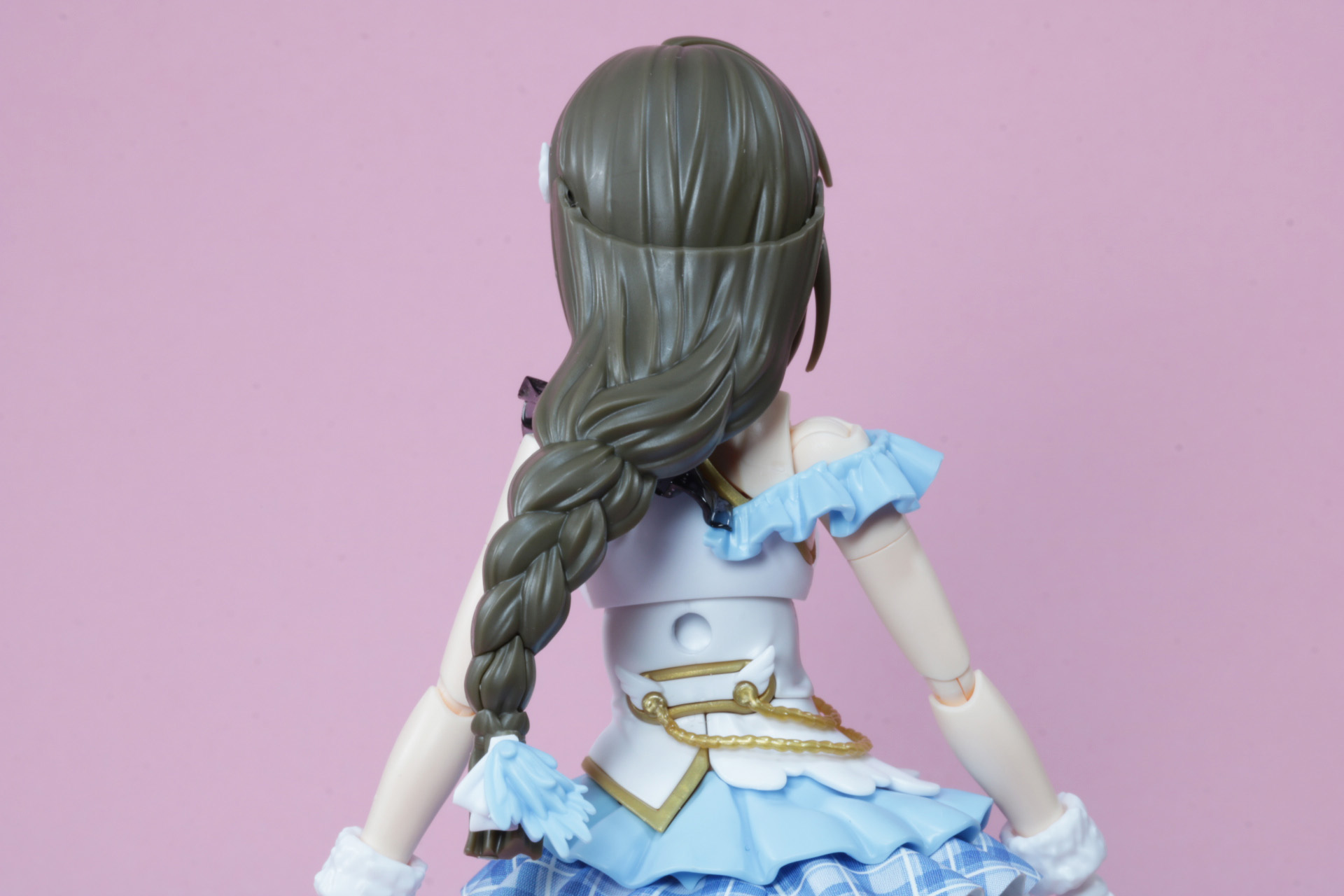 後ろ髪は三つ編みで編み込み具合もしっかり表現されている