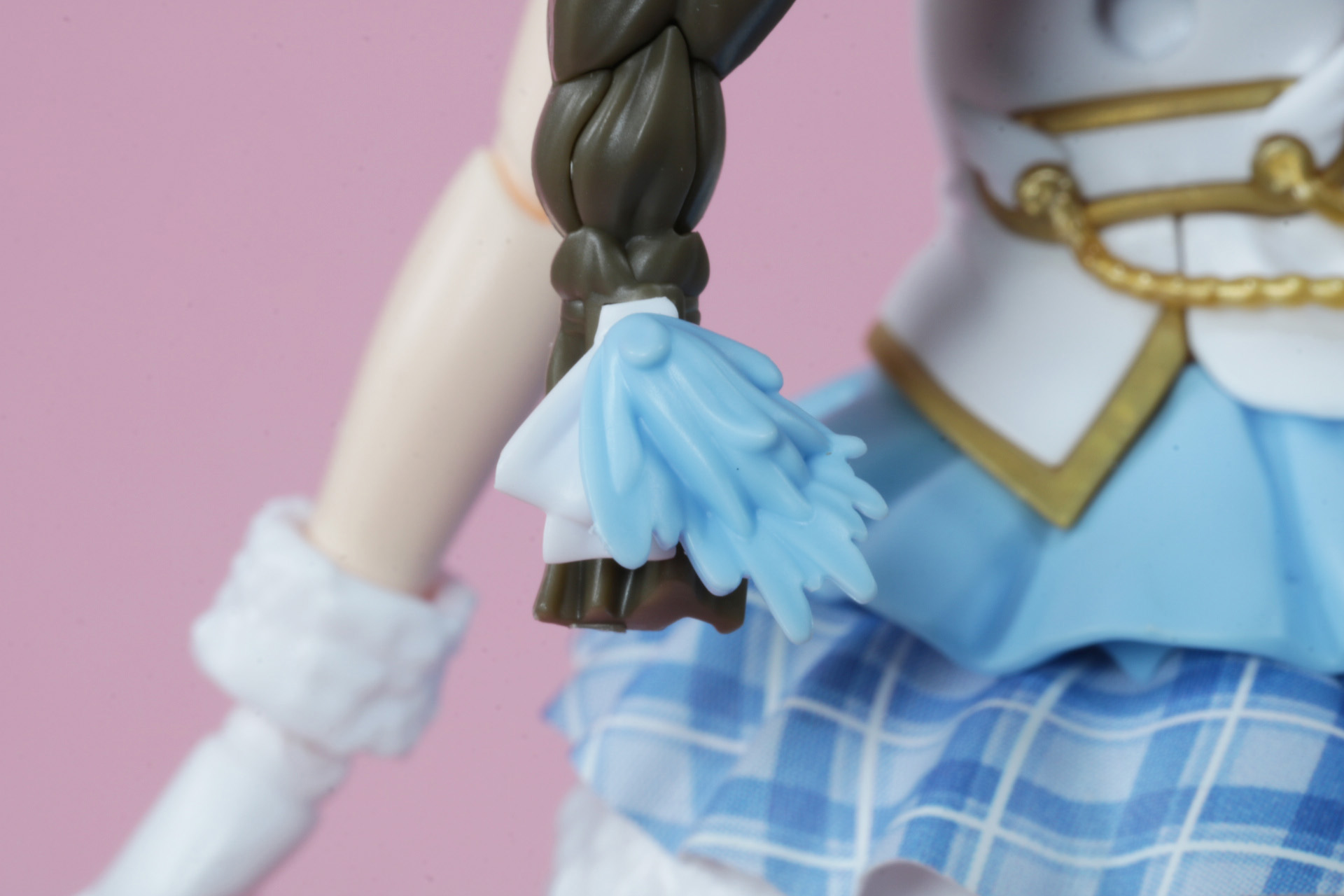 三つ編みの結び目にも髪飾りを付けることができる