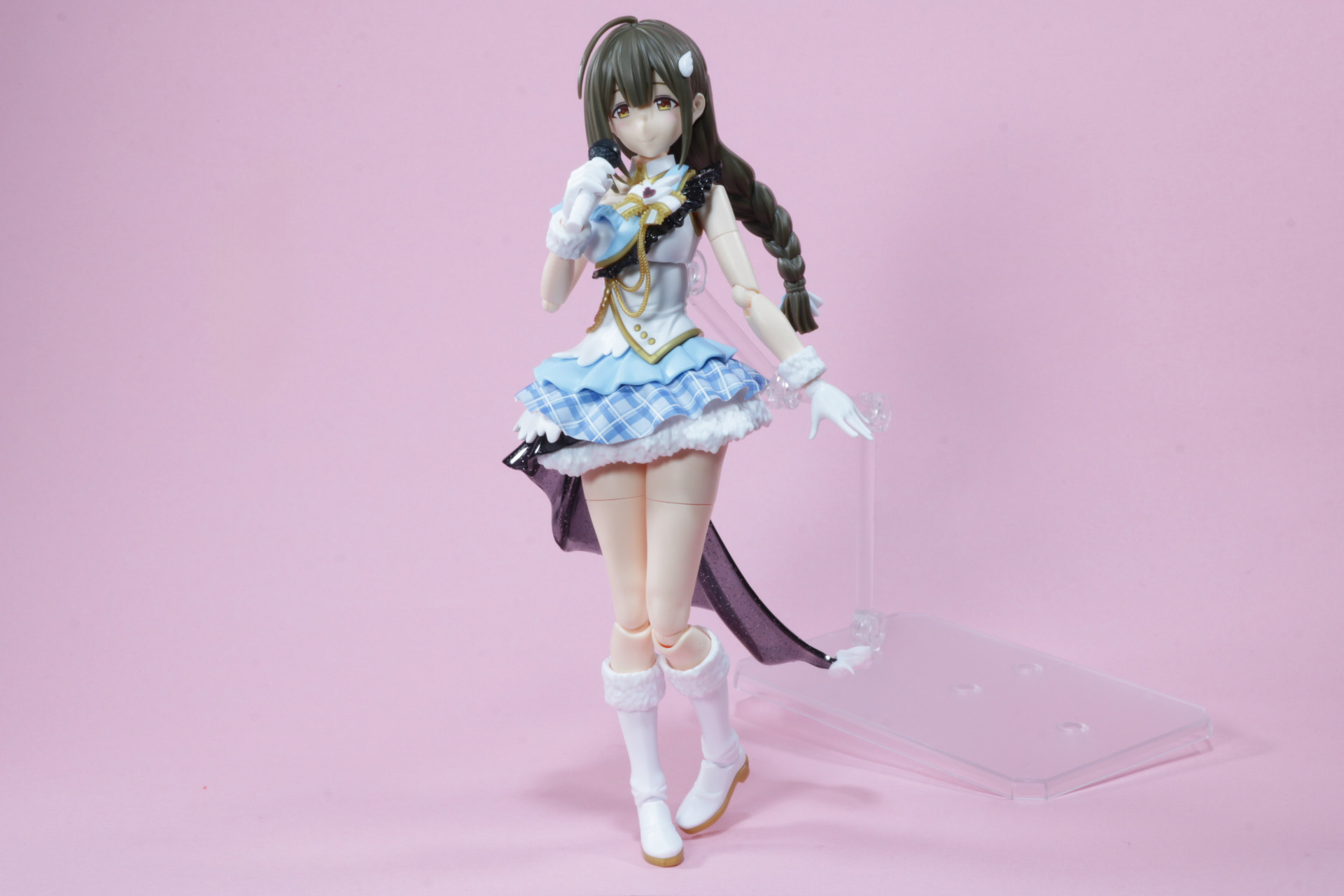 マイクを手にステージに立つ