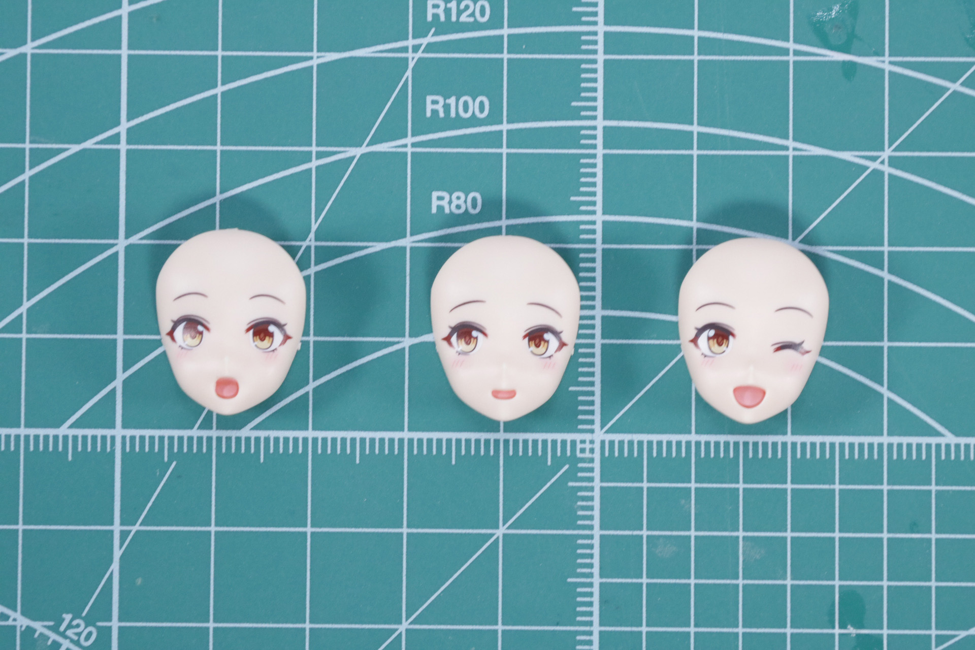 前髪パーツ、後ろ髪をはじめ細かくパーツ分けされ、フェイスパーツと合わせて頭部を組み立てる