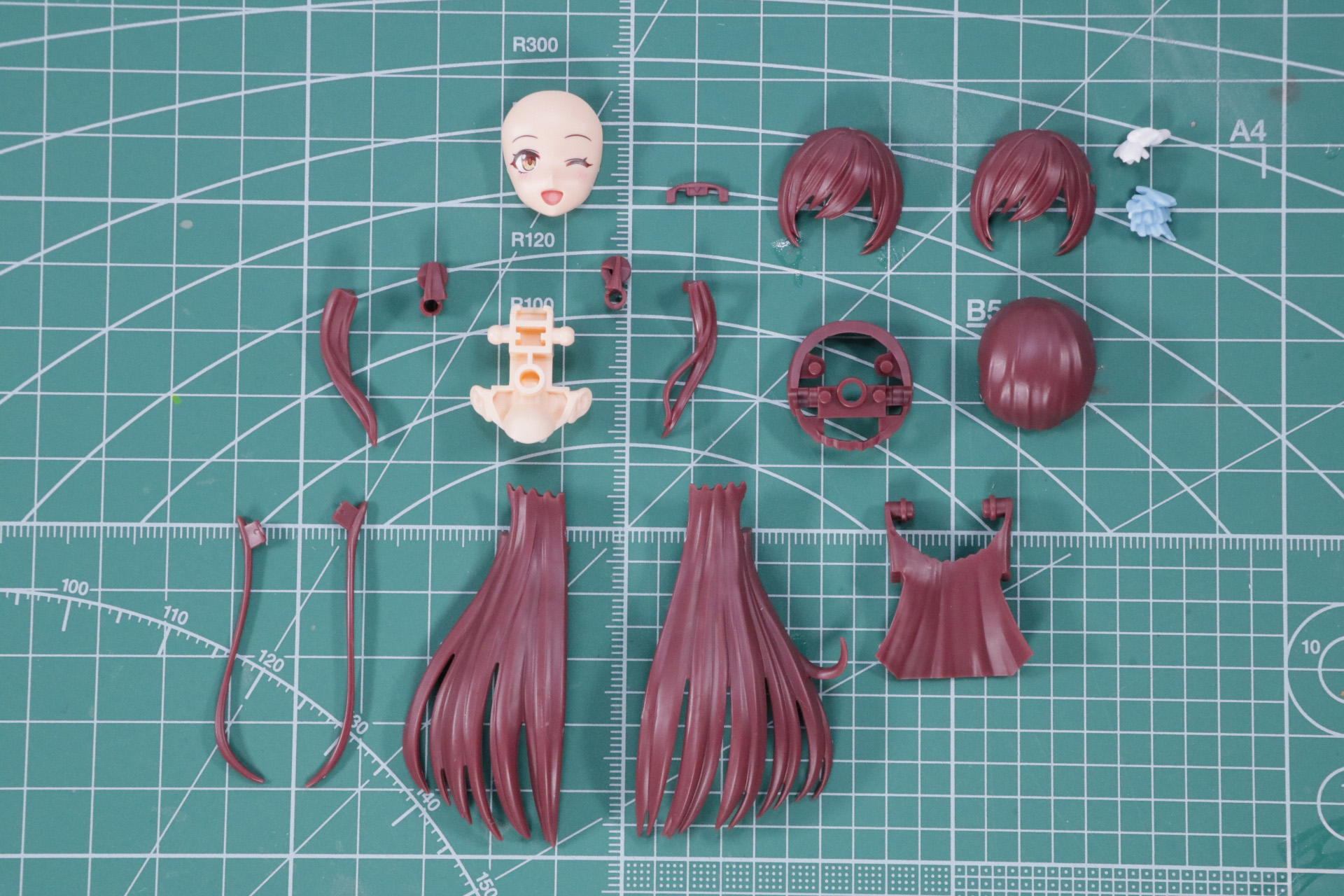 前髪パーツ、後ろ髪をはじめ細かくパーツ分けされ、フェイスパーツと合わせて頭部を組み立てる