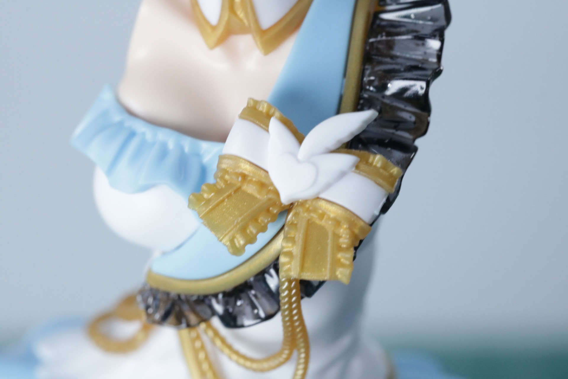 胸元のリボンにはシールを貼って色分け