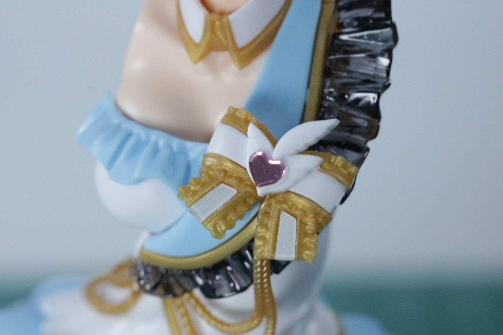 胸元のリボンにはシールを貼って色分け